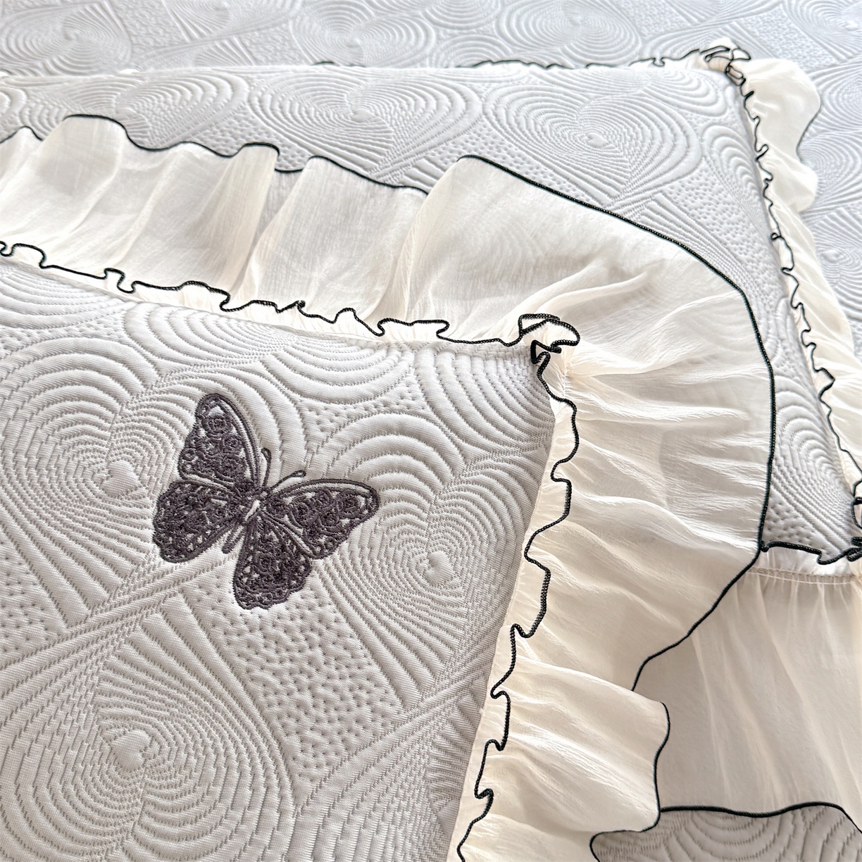 91家纺网 家纺一手货源 找家纺 优贝家纺 2026新款-高克重PE聚乙中分子提花刺绣法式花边复合凉感软席 蝶恋-绅士灰