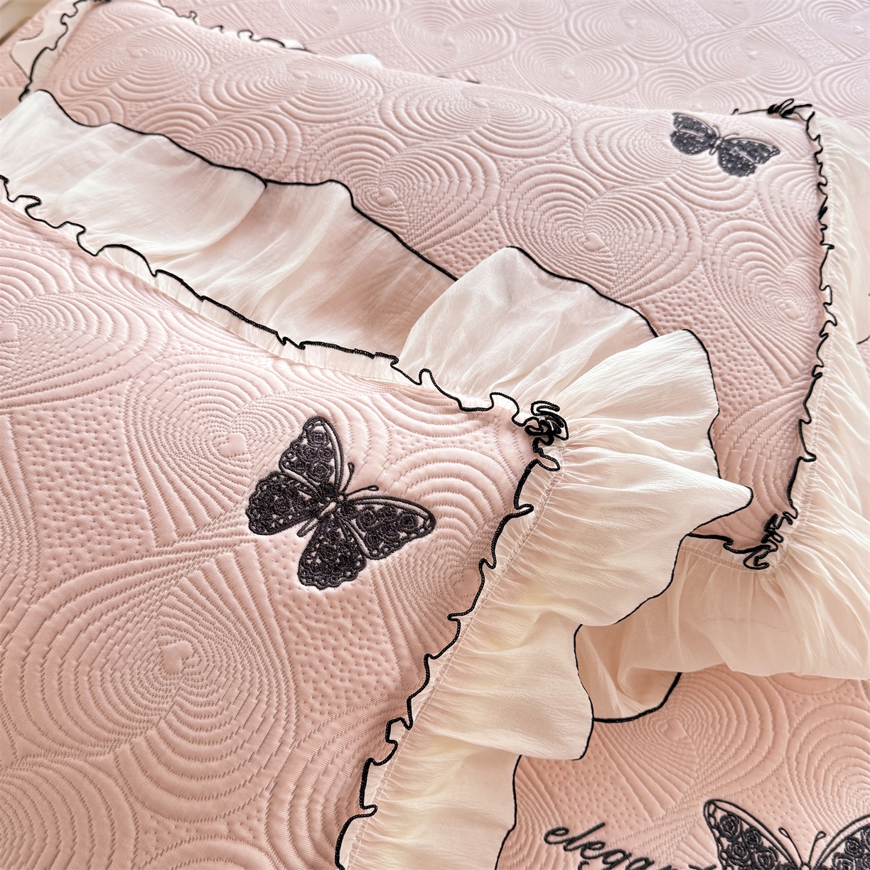 91家纺网 家纺一手货源 找家纺 绒棉世家 2026新款-高克重PE聚乙中分子提花刺绣法式花边复合凉感软席 蝶恋-蜜桃粉