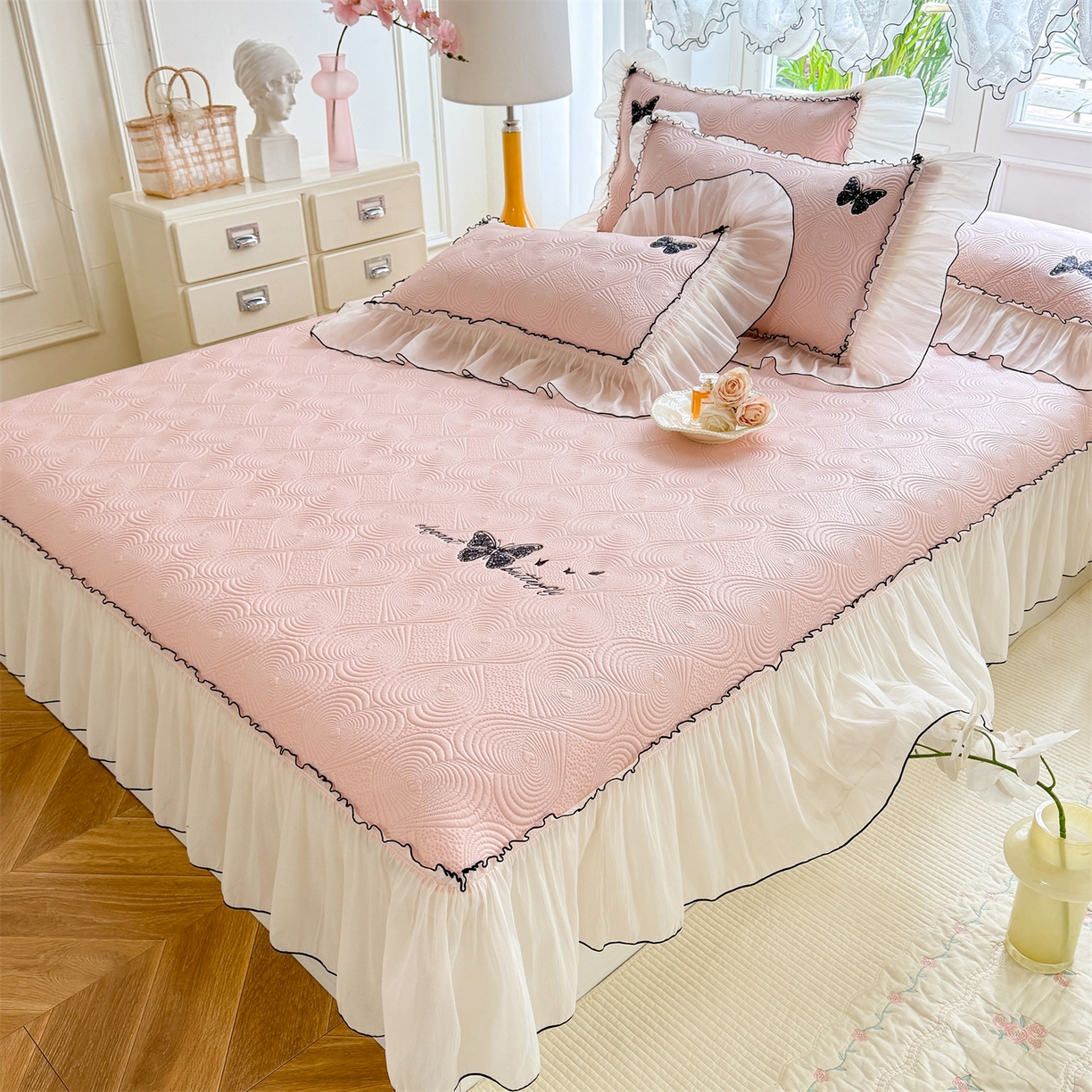 91家纺网 家纺一手货源 找家纺 绒棉世家 2026新款-高克重PE聚乙中分子提花刺绣法式花边复合凉感软席 蝶恋-蜜桃粉