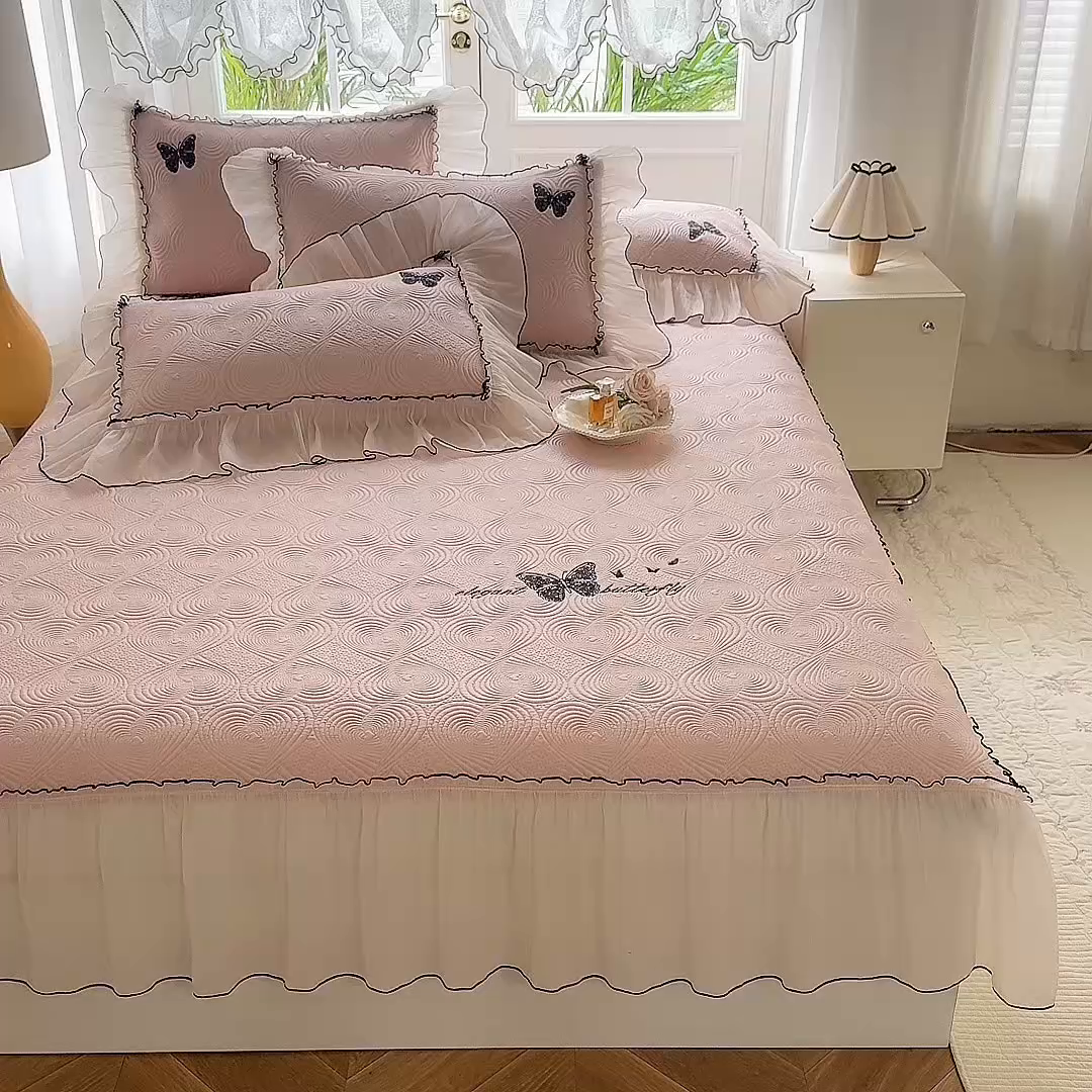 91家纺网 家纺一手货源 找家纺 绒棉世家 2026新款-高克重PE聚乙中分子提花刺绣法式花边复合凉感软席 蝶恋-蜜桃粉