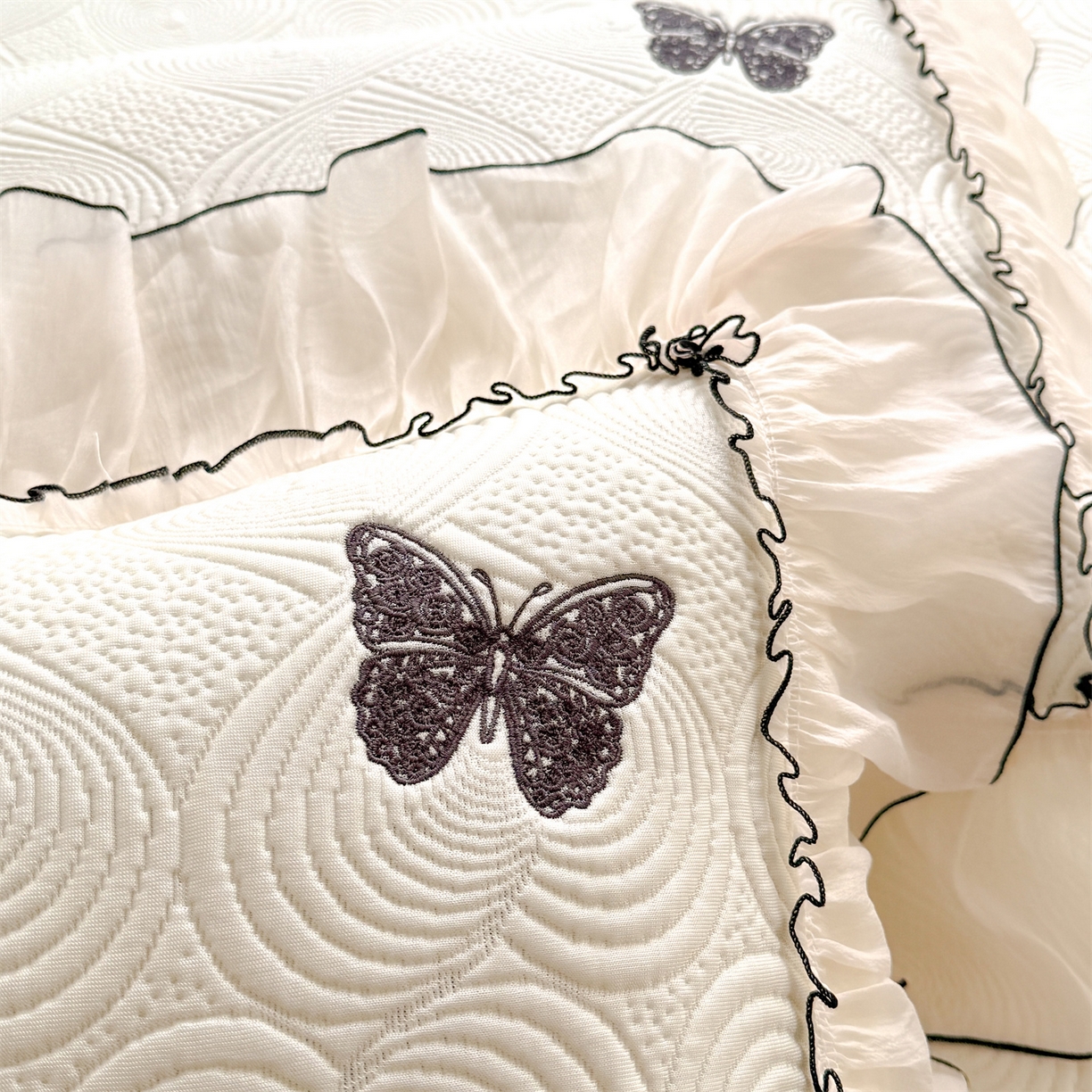 91家纺网 家纺一手货源 找家纺 绒棉世家 2026新款-高克重PE聚乙中分子提花刺绣法式花边复合凉感软席 蝶恋-奶油白