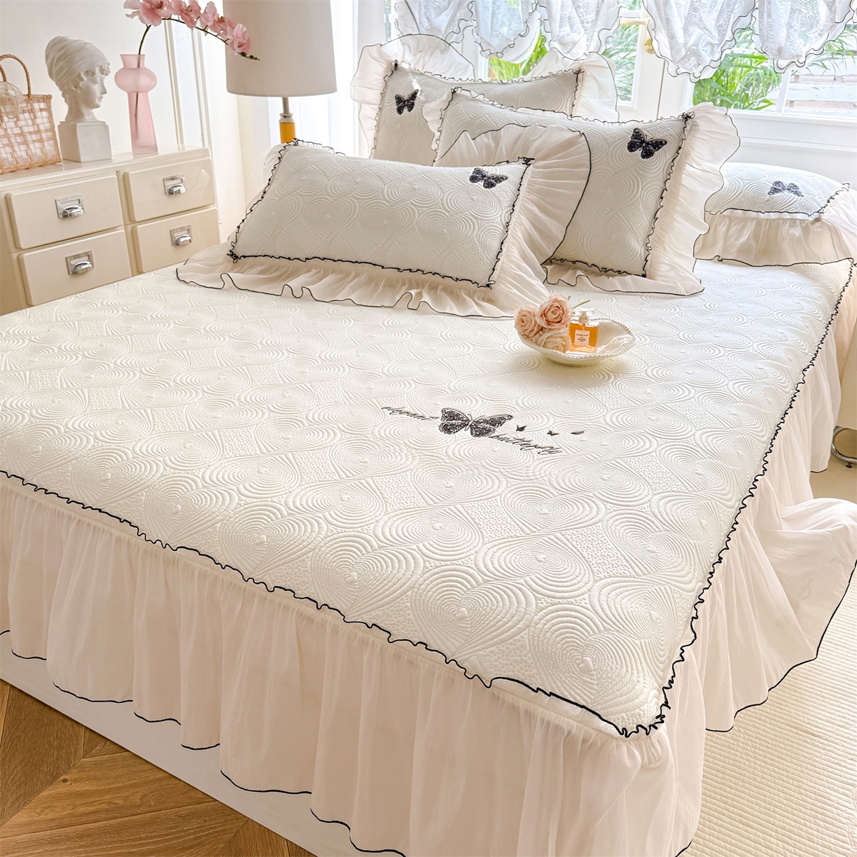 91家纺网 家纺一手货源 找家纺 绒棉世家 2026新款-高克重PE聚乙中分子提花刺绣法式花边复合凉感软席 蝶恋-奶油白