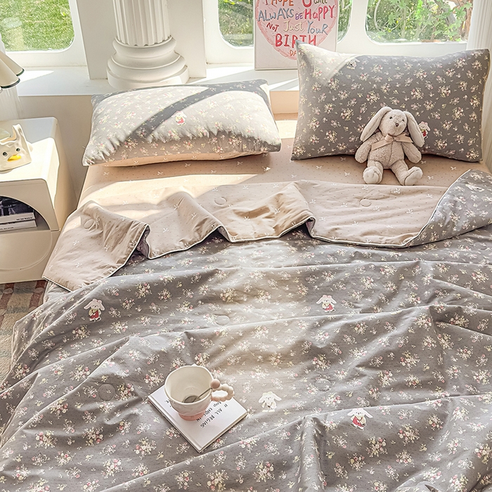91家纺网 家纺一手货源 找家纺 金喜 2026新款100%里外全棉夏被夏被四件套 花间采趣-咖