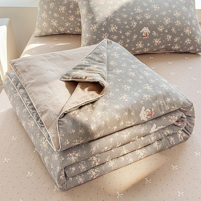 91家纺网 家纺一手货源 找家纺 金喜 2026新款100%里外全棉夏被夏被四件套 花间采趣-咖
