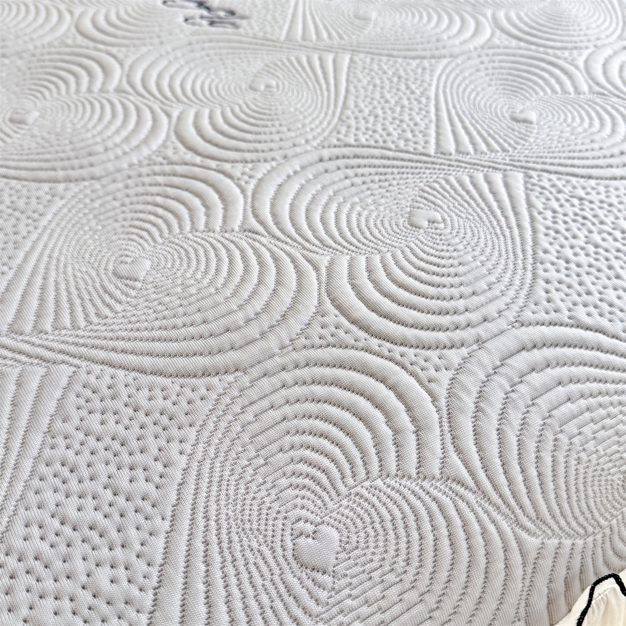 91家纺网 家纺一手货源 找家纺 绒棉世家 2026新款-高克重PE聚乙中分子提花刺绣法式花边复合凉感软席 蝶恋-绅士灰