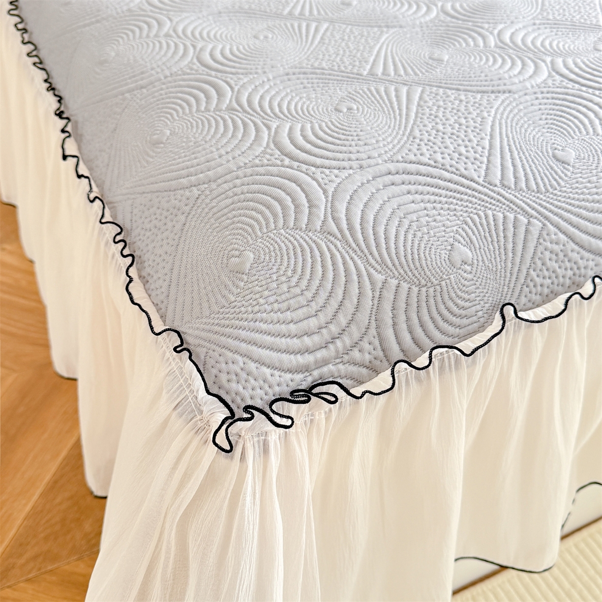 91家纺网 家纺一手货源 找家纺 绒棉世家 2026新款-高克重PE聚乙中分子提花刺绣法式花边复合凉感软席 蝶恋-绅士灰