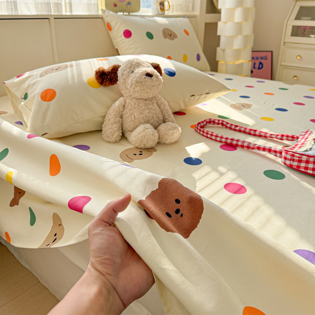 91家纺网 家纺一手货源 找家纺 名兮家居 2026新款全棉A类卡通简约时尚老粗布床单 彩色点点熊