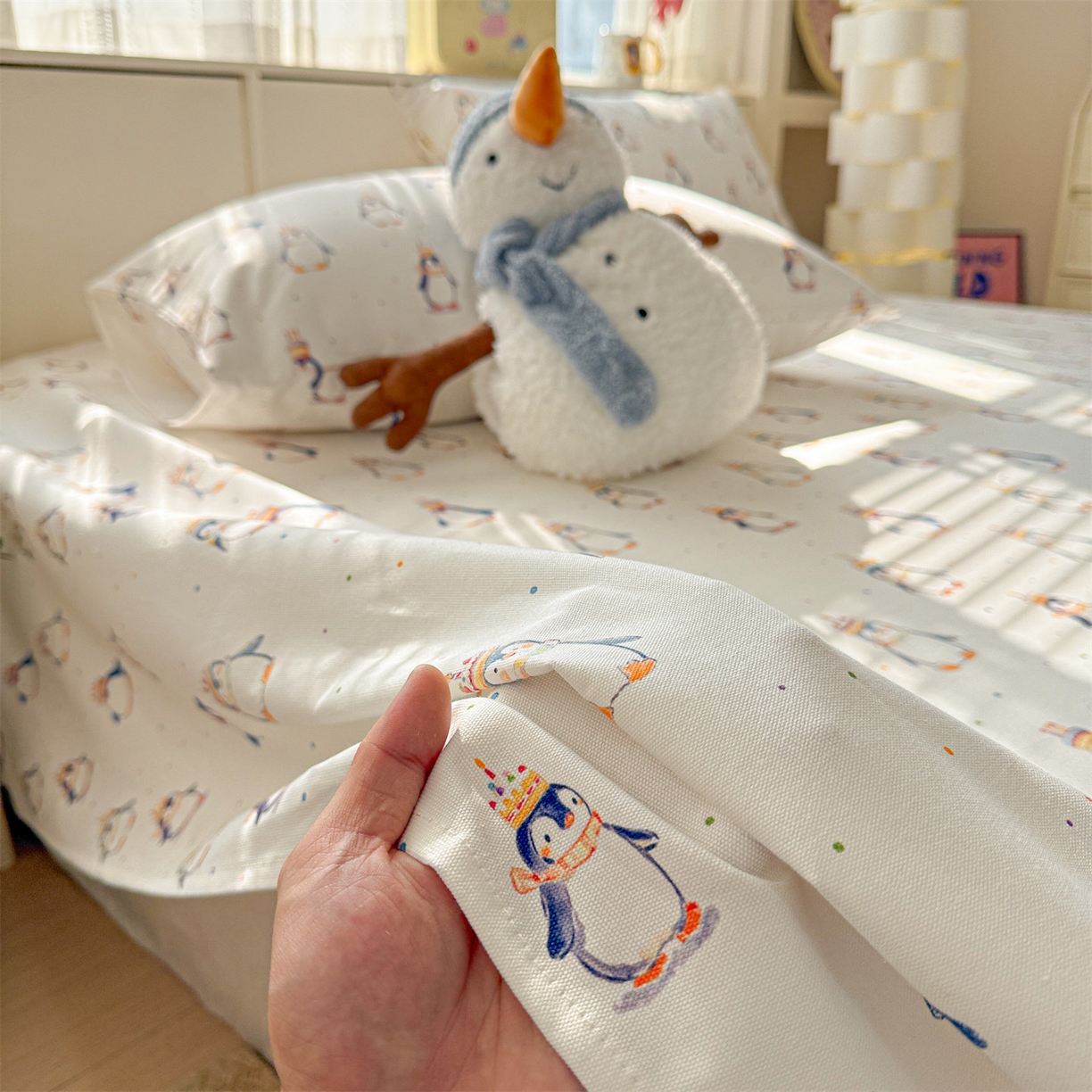 91家纺网 家纺一手货源 找家纺 名兮家居 2026新款全棉A类卡通简约时尚老粗布床单 帽帽企鹅