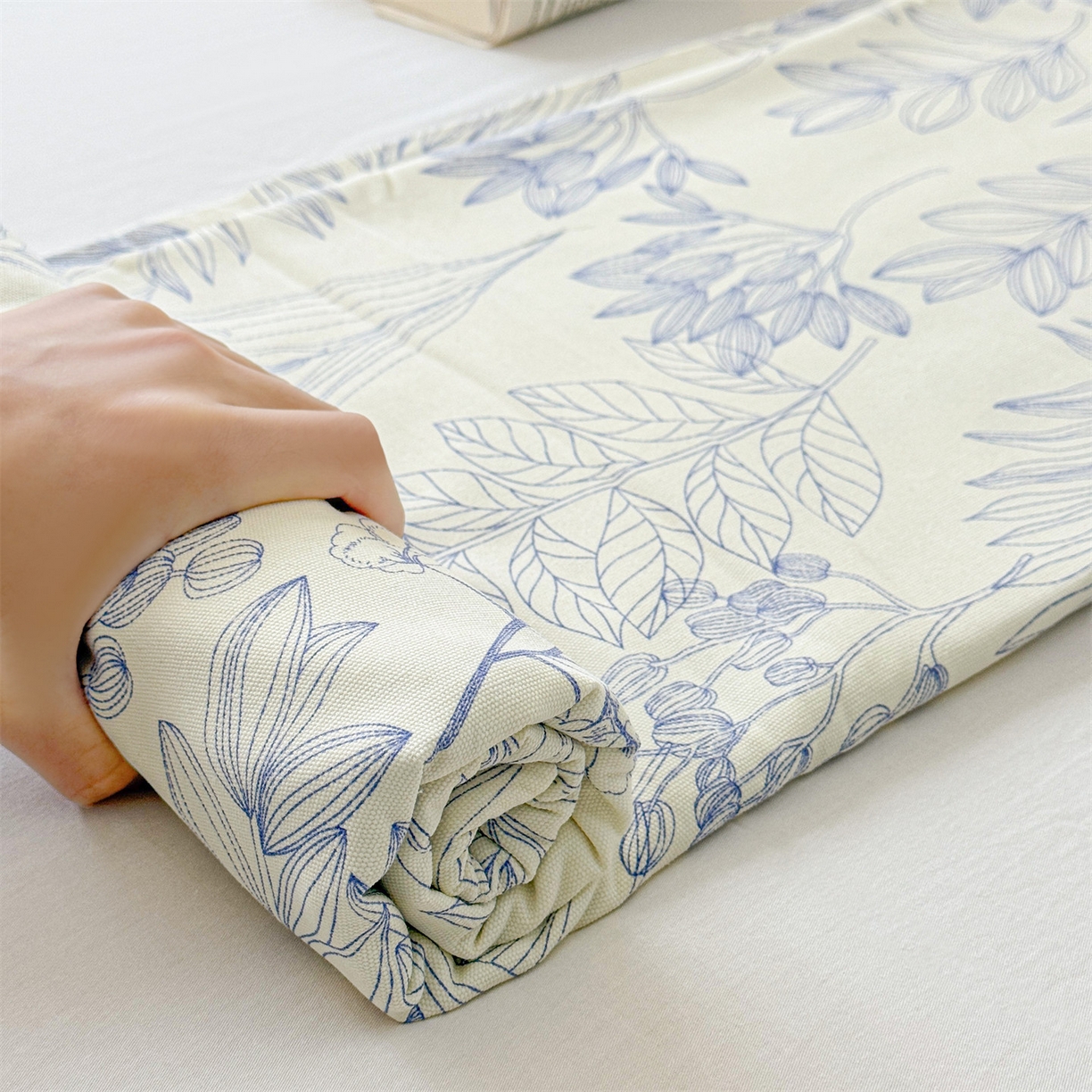 91家纺网 家纺一手货源 找家纺 名兮家居 2026新款全棉A类卡通简约时尚老粗布床单 繁花-蓝