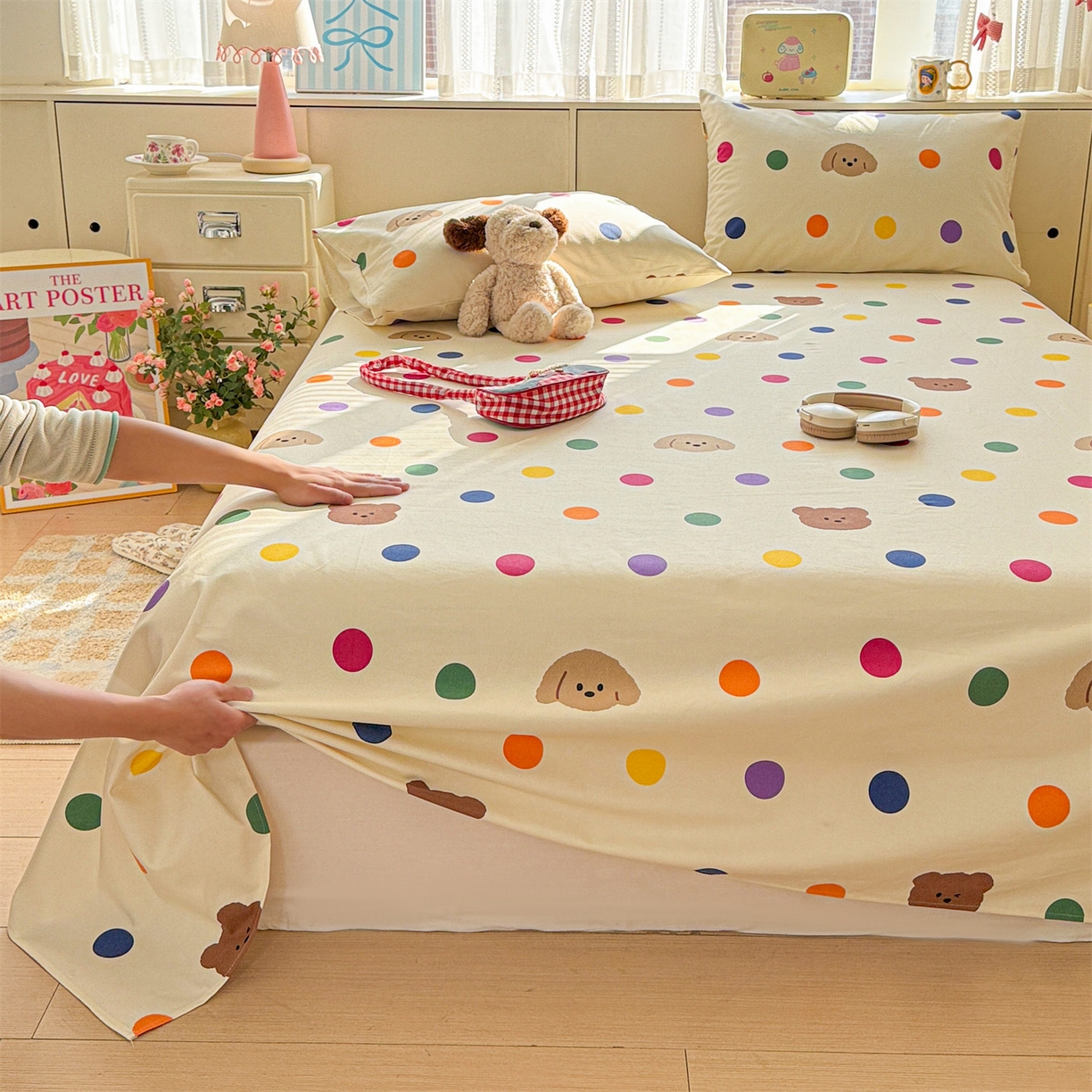 91家纺网 家纺一手货源 找家纺 名兮家居 2026新款全棉A类卡通简约时尚老粗布床单 彩色点点熊