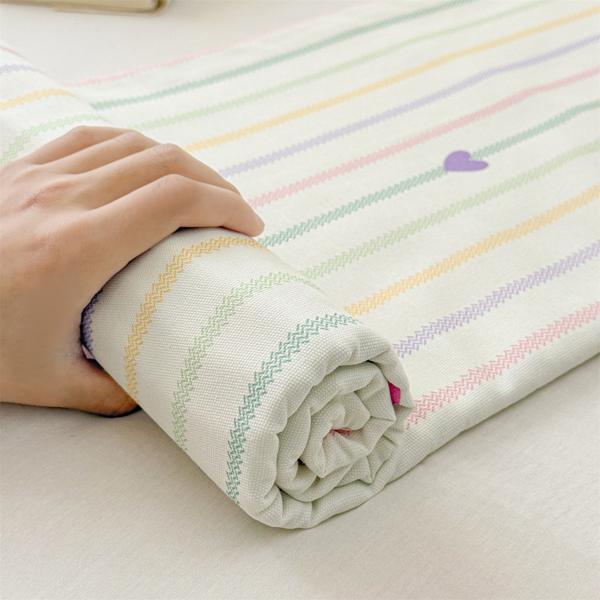 91家纺网 家纺一手货源 找家纺 名兮家居 2026新款全棉A类卡通简约时尚老粗布床单 竖条小爱心