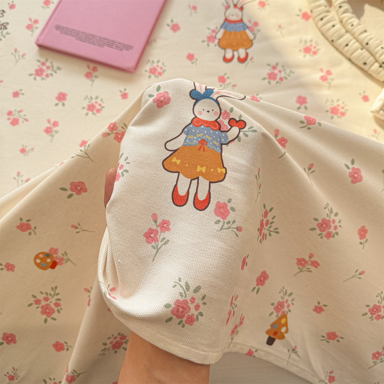 91家纺网 家纺一手货源 找家纺 名兮家居 2026新款全棉A类卡通简约时尚老粗布床单 花漾小兔