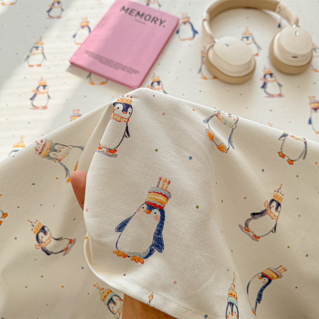 91家纺网 家纺一手货源 找家纺 名兮家居 2026新款全棉A类卡通简约时尚老粗布床单 帽帽企鹅