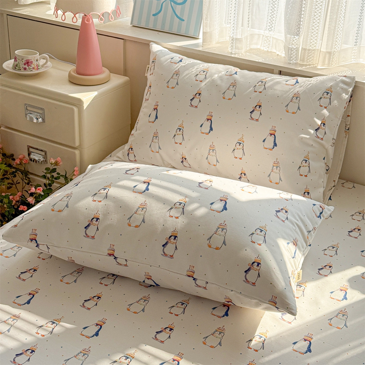 91家纺网 家纺一手货源 找家纺 名兮家居 2026新款全棉A类卡通简约时尚老粗布床单 帽帽企鹅