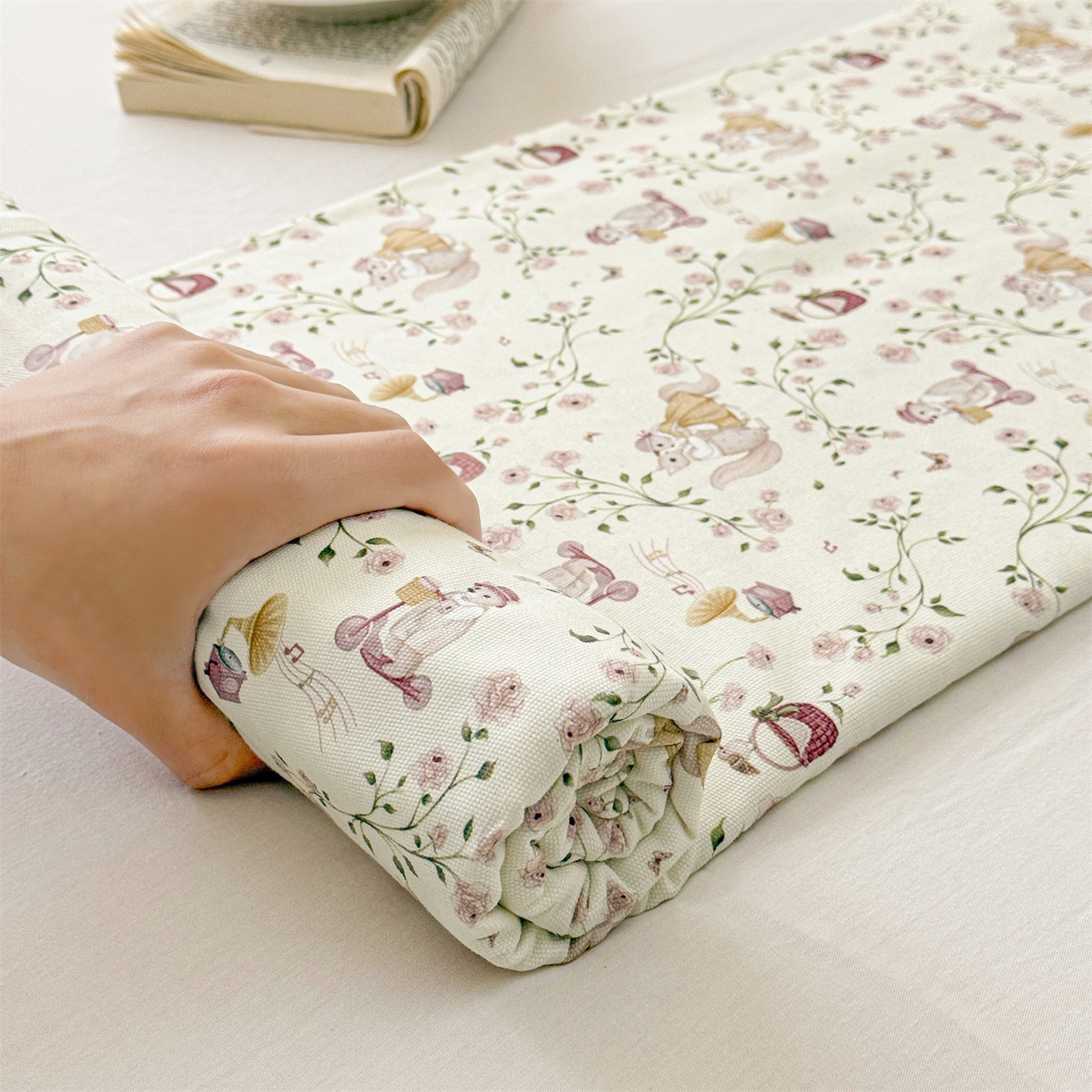 91家纺网 家纺一手货源 找家纺 名兮家居 2026新款全棉A类卡通简约时尚老粗布床单 森林舞会