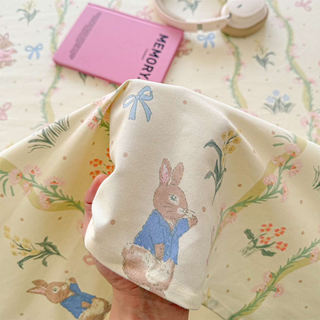 91家纺网 家纺一手货源 找家纺 名兮家居 2026新款全棉A类卡通简约时尚老粗布床单 藤蔓兔