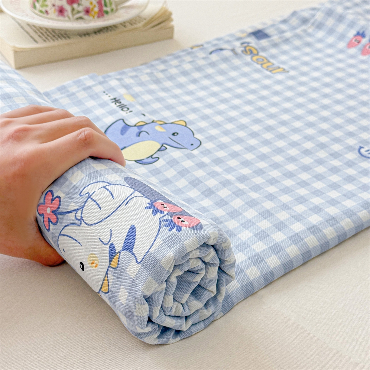 91家纺网 家纺一手货源 找家纺 名兮家居 2026新款全棉A类卡通简约时尚老粗布床单 蓝格龙宝