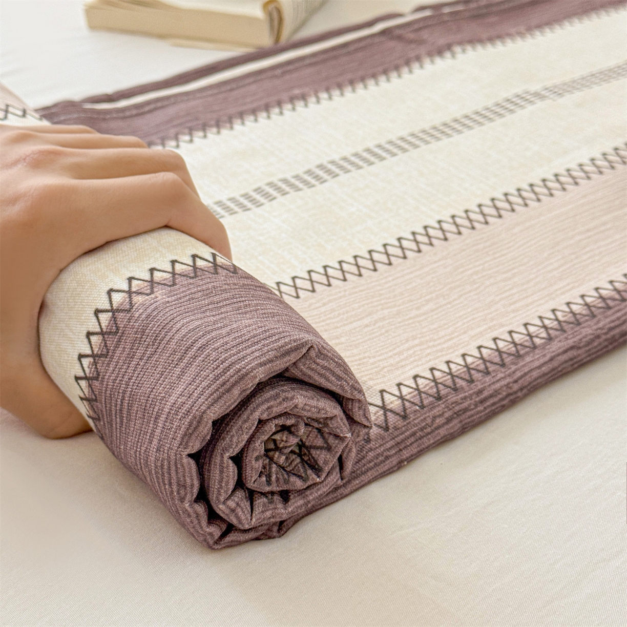 91家纺网 家纺一手货源 找家纺 名兮家居 2026新款全棉A类卡通简约时尚老粗布床单 竖条咖