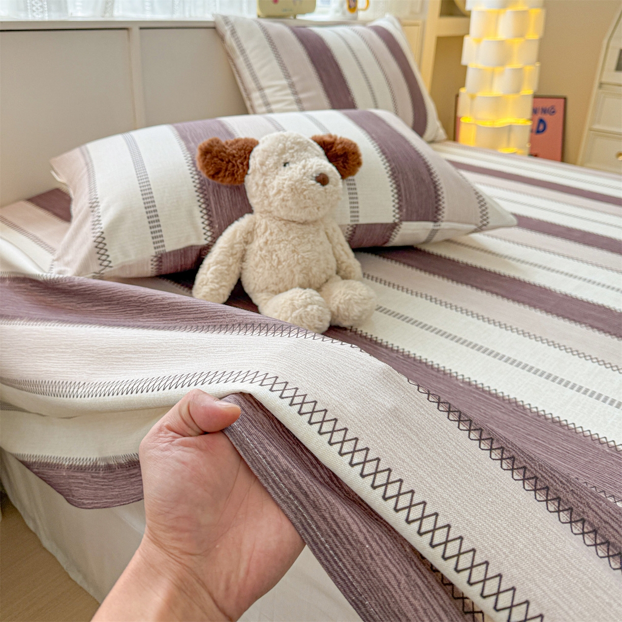 91家纺网 家纺一手货源 找家纺 名兮家居 2026新款全棉A类卡通简约时尚老粗布床单 竖条咖