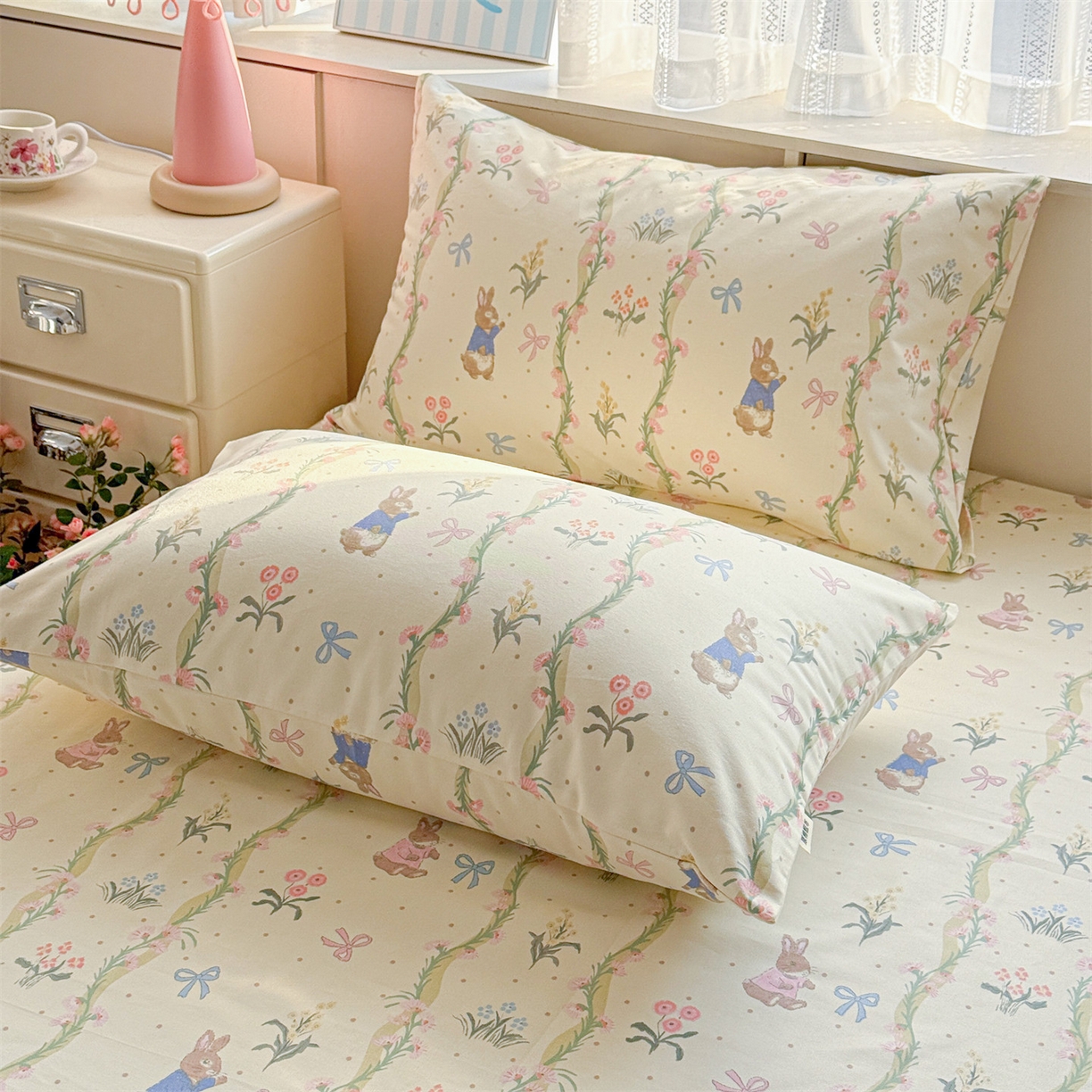 91家纺网 家纺一手货源 找家纺 名兮家居 2026新款全棉A类卡通简约时尚老粗布床单 藤蔓兔