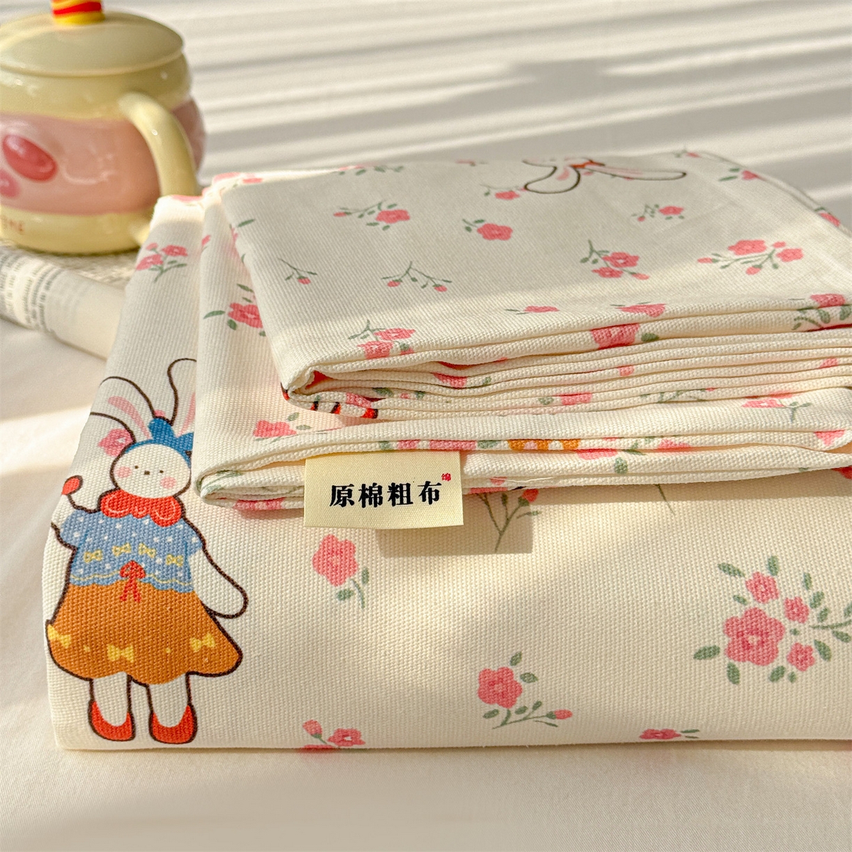 91家纺网 家纺一手货源 找家纺 名兮家居 2026新款全棉A类卡通简约时尚老粗布床单 花漾小兔
