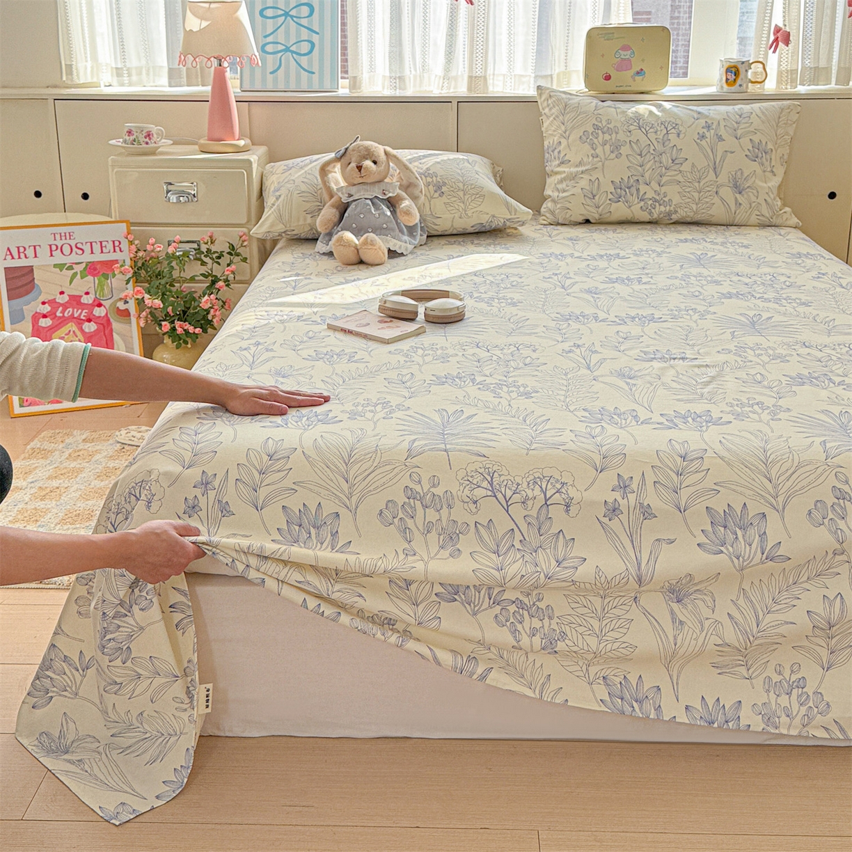 91家纺网 家纺一手货源 找家纺 名兮家居 2026新款全棉A类卡通简约时尚老粗布床单 繁花-蓝