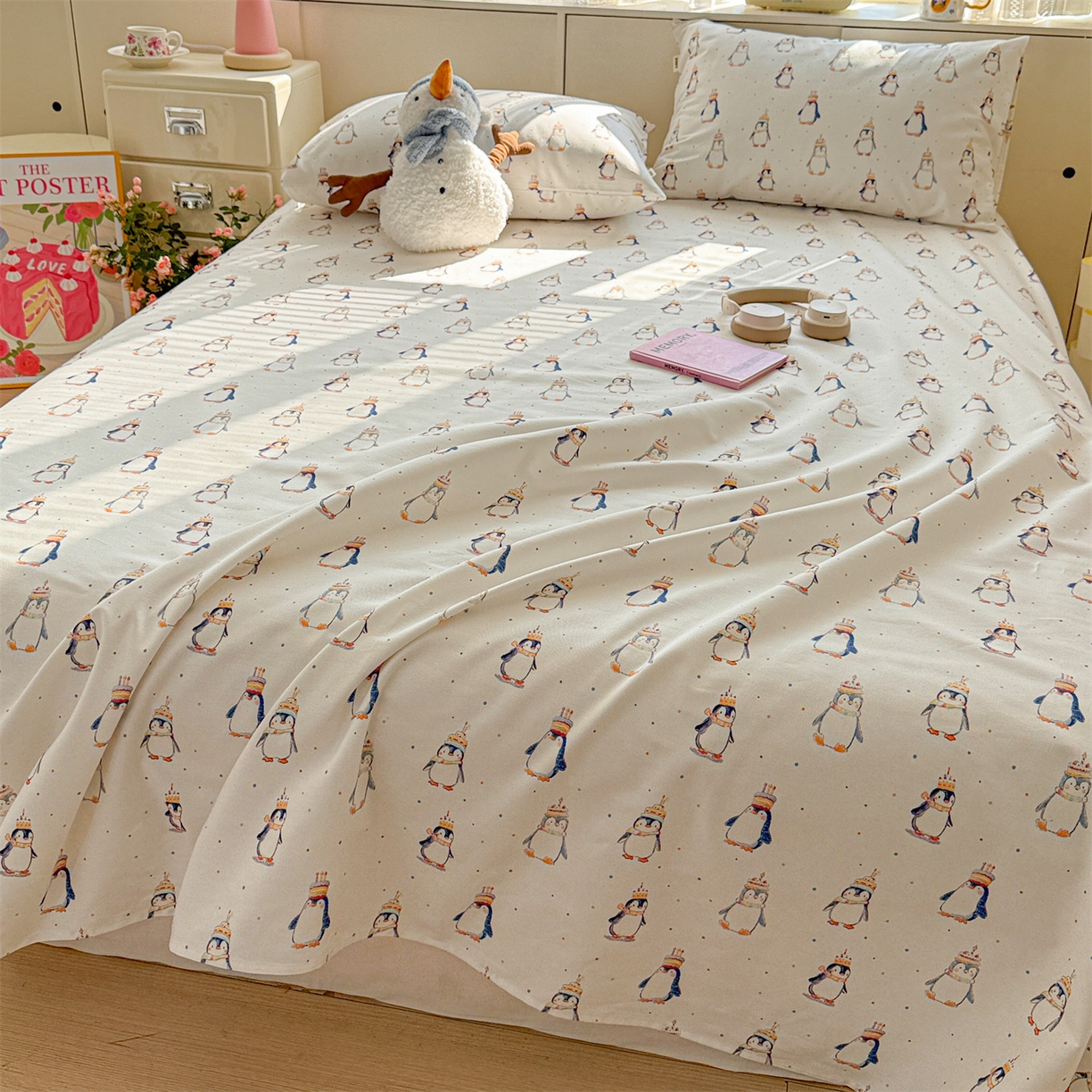 91家纺网 家纺一手货源 找家纺 名兮家居 2026新款全棉A类卡通简约时尚老粗布床单 帽帽企鹅