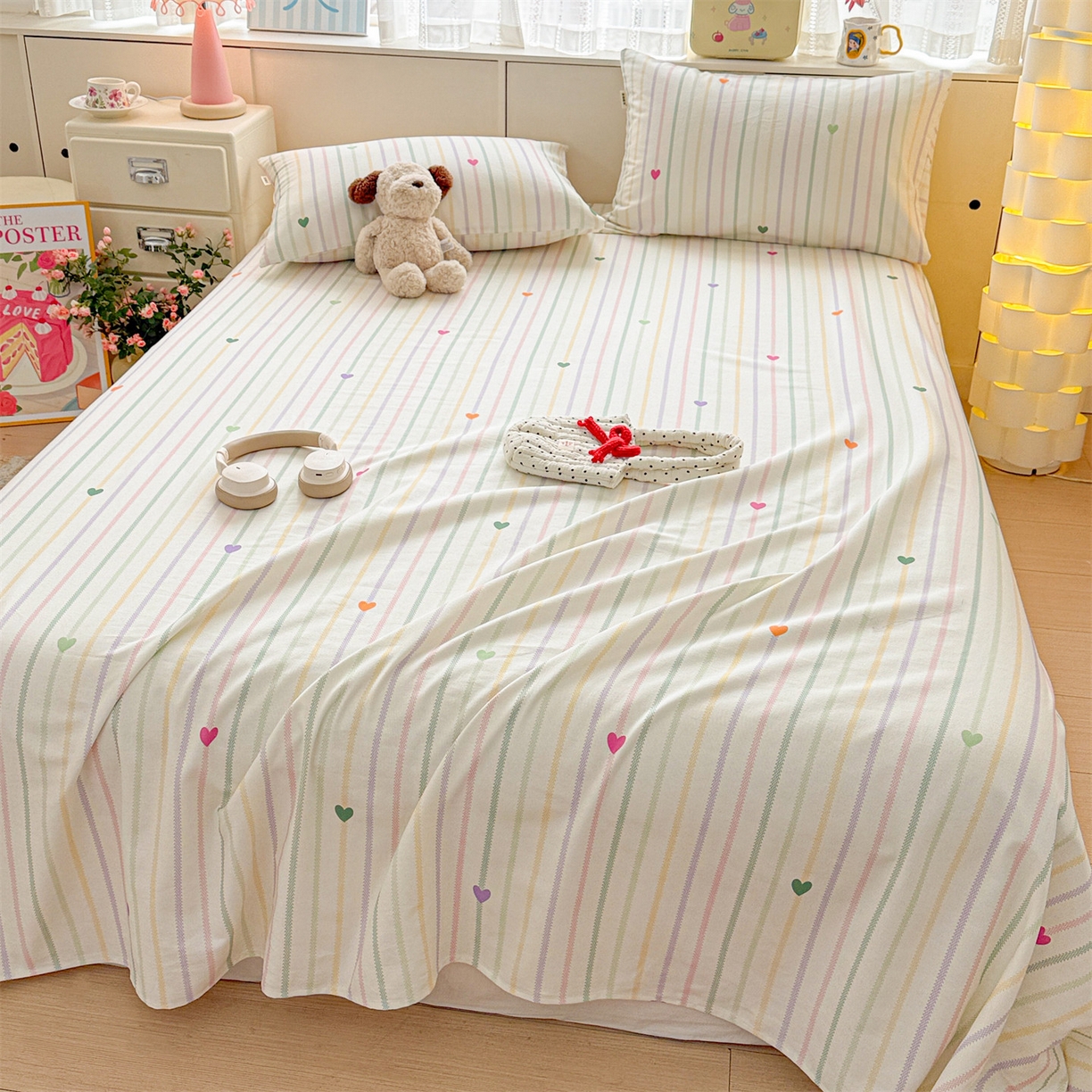 91家纺网 家纺一手货源 找家纺 名兮家居 2026新款全棉A类卡通简约时尚老粗布床单 竖条小爱心