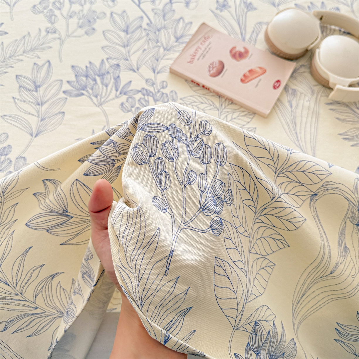 91家纺网 家纺一手货源 找家纺 名兮家居 2026新款全棉A类卡通简约时尚老粗布床单 繁花-蓝