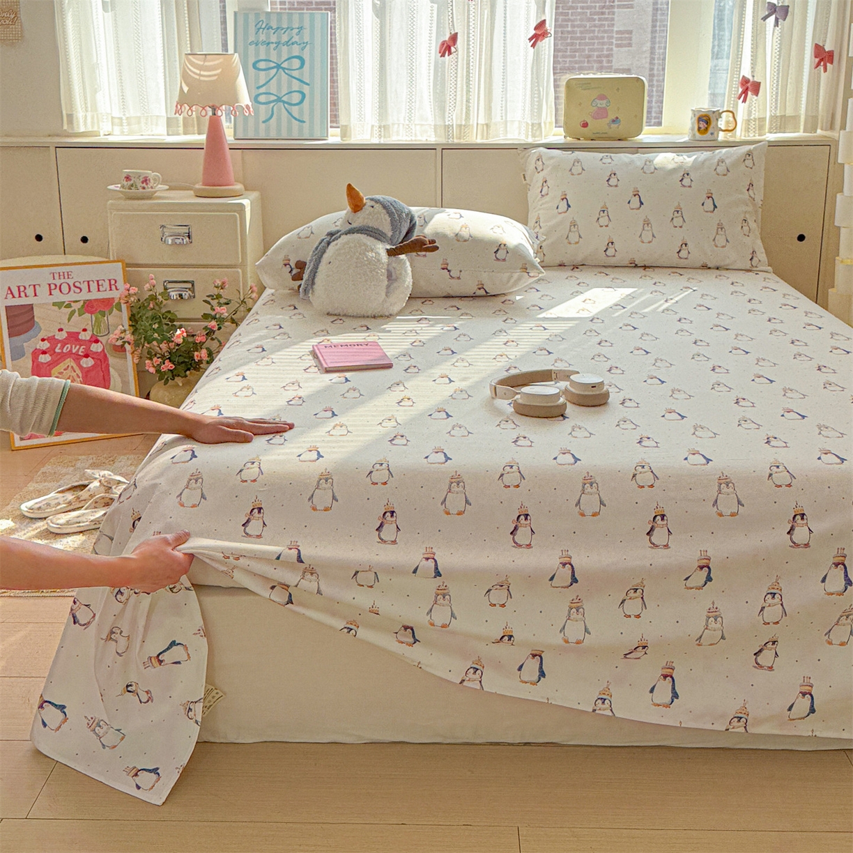 91家纺网 家纺一手货源 找家纺 名兮家居 2026新款全棉A类卡通简约时尚老粗布床单 帽帽企鹅