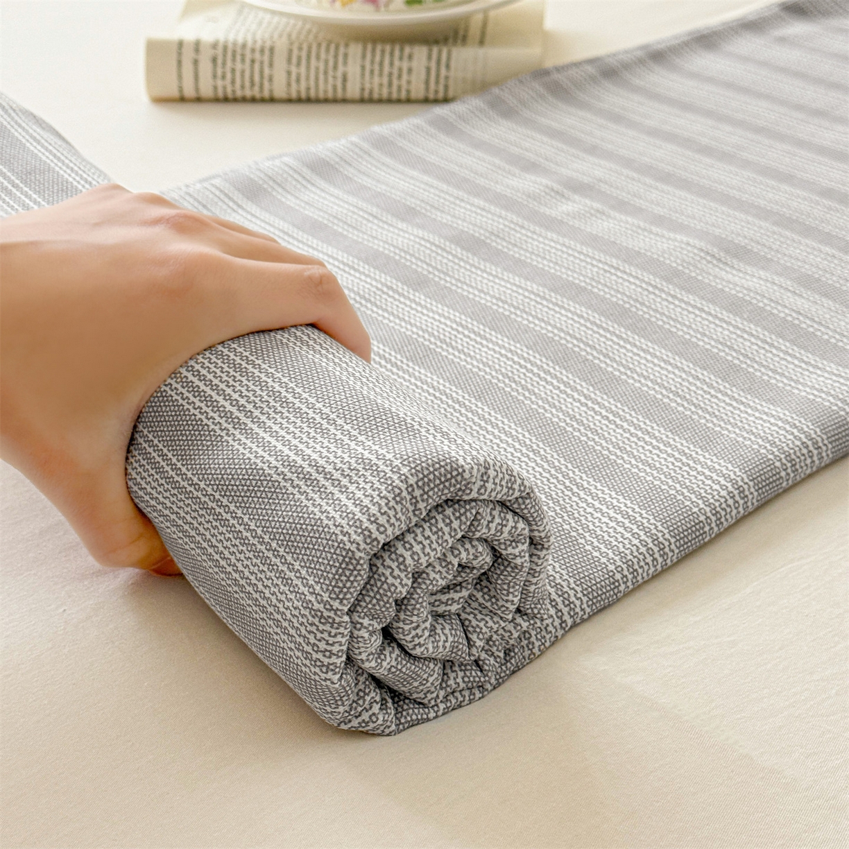 91家纺网 家纺一手货源 找家纺 名兮家居 2026新款全棉A类卡通简约时尚老粗布床单 条纹灰