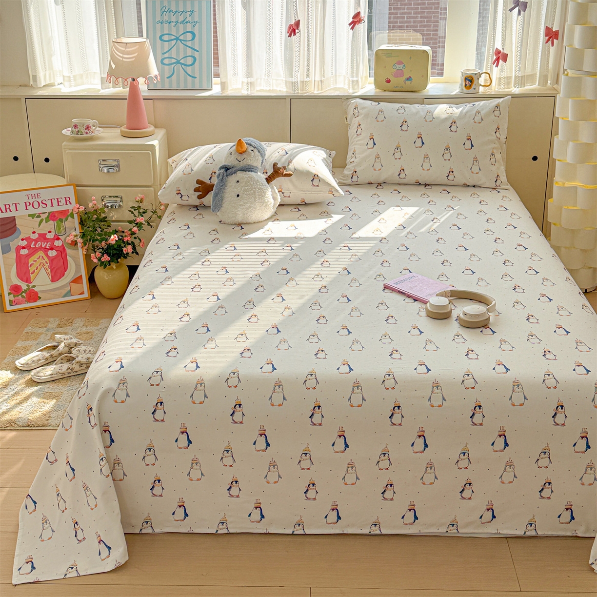 91家纺网 家纺一手货源 找家纺 名兮家居 2026新款全棉A类卡通简约时尚老粗布床单 帽帽企鹅
