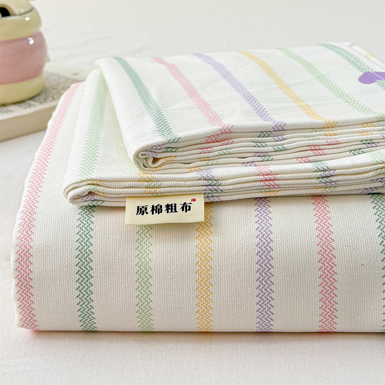 91家纺网 家纺一手货源 找家纺 名兮家居 2026新款全棉A类卡通简约时尚老粗布床单 竖条小爱心