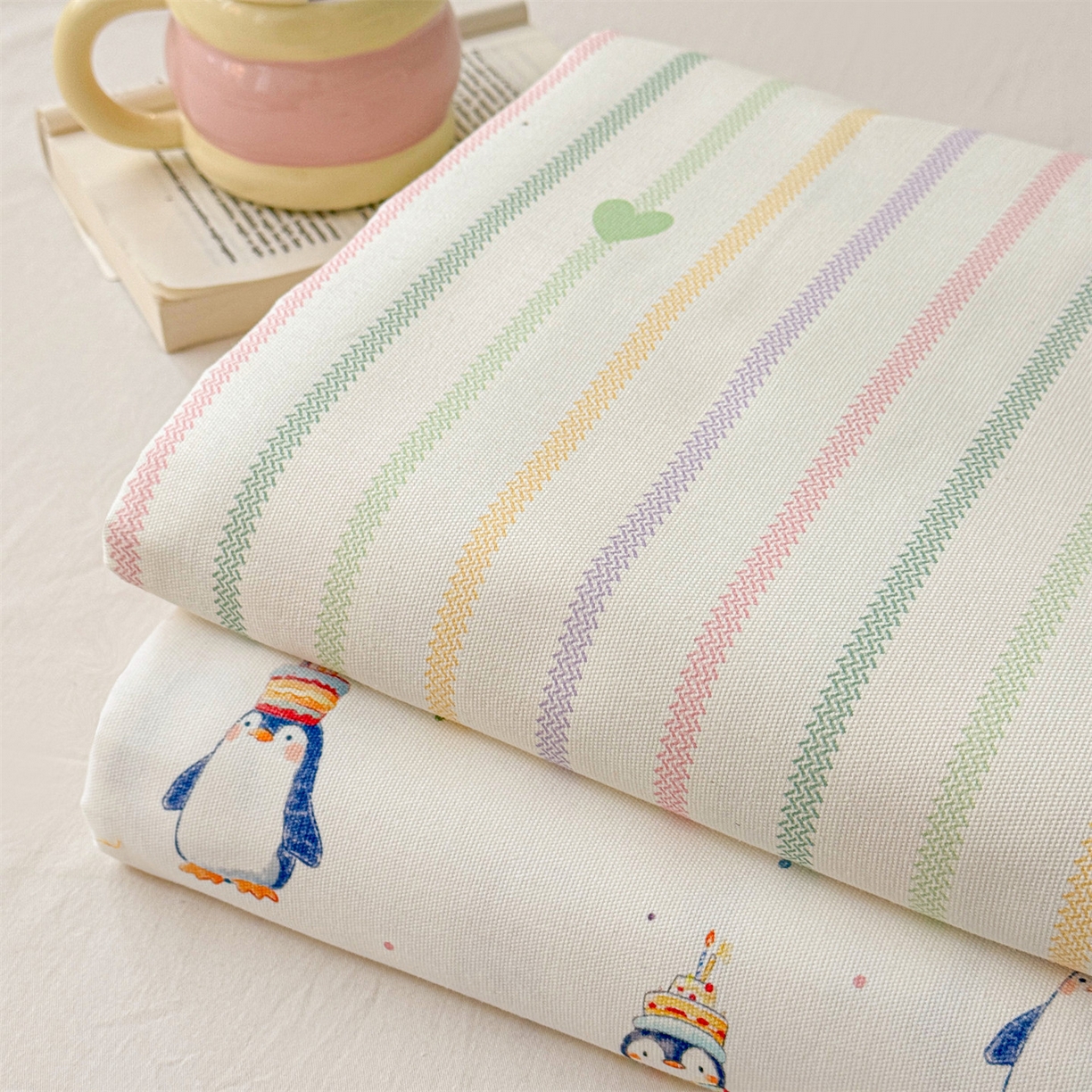 91家纺网 家纺一手货源 找家纺 名兮家居 2026新款全棉A类卡通简约时尚老粗布床单 竖条小爱心