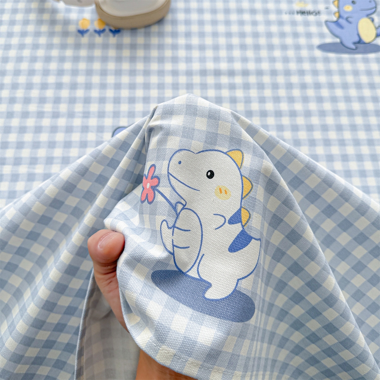 91家纺网 家纺一手货源 找家纺 名兮家居 2026新款全棉A类卡通简约时尚老粗布床单 蓝格龙宝