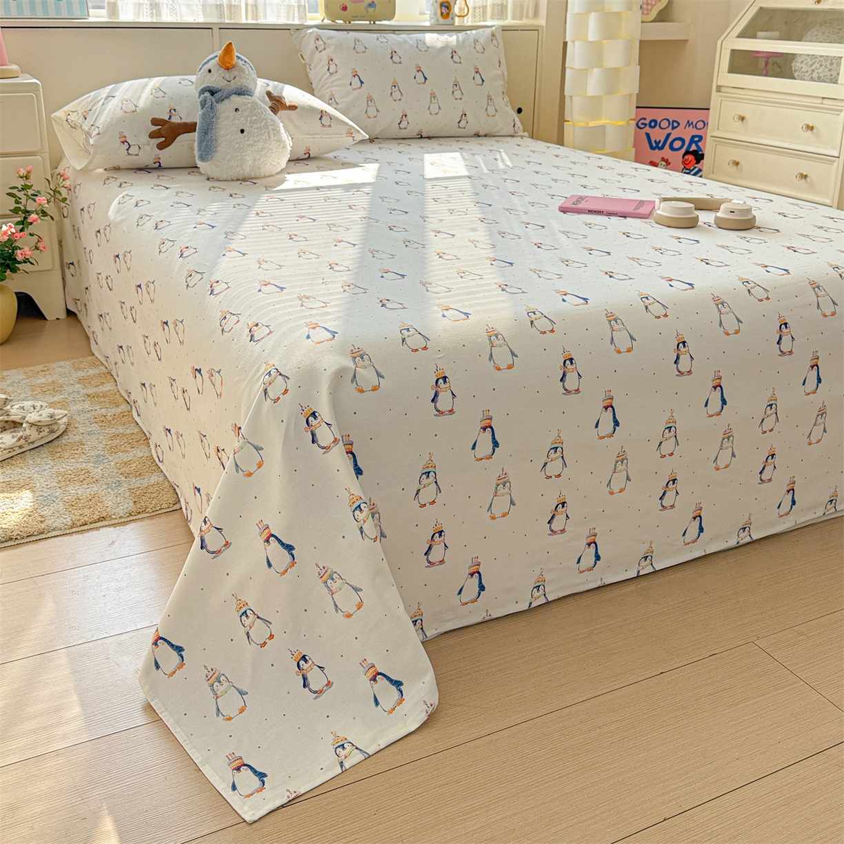 91家纺网 家纺一手货源 找家纺 名兮家居 2026新款全棉A类卡通简约时尚老粗布床单 帽帽企鹅