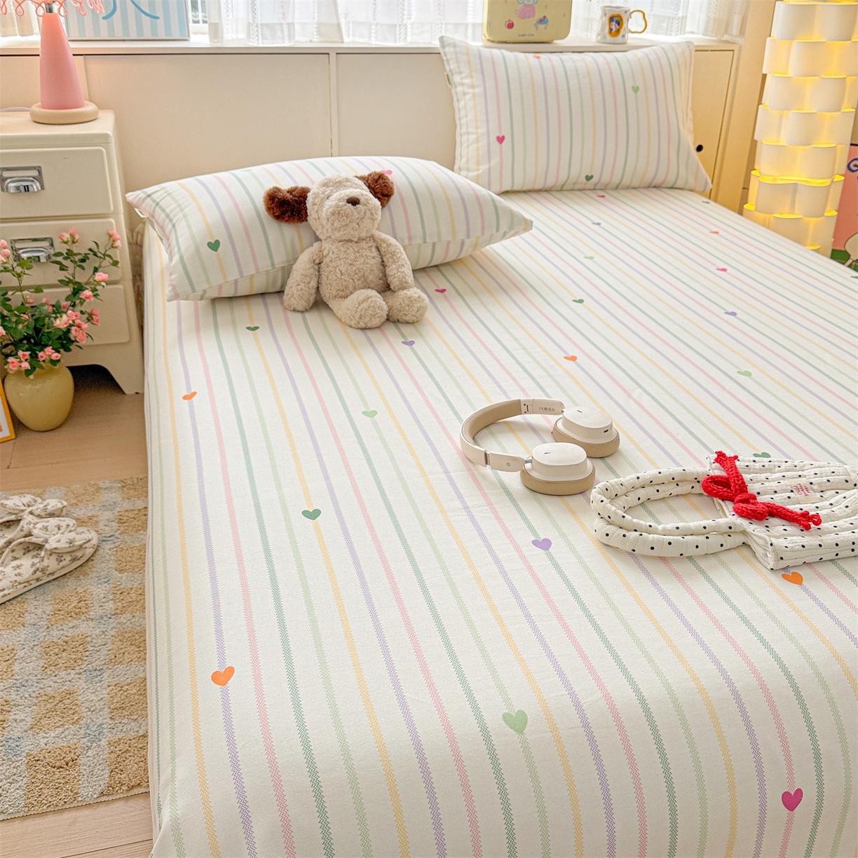 91家纺网 家纺一手货源 找家纺 名兮家居 2026新款全棉A类卡通简约时尚老粗布床单 竖条小爱心