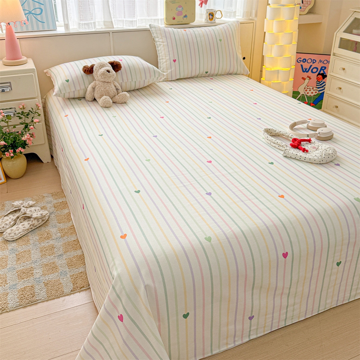 91家纺网 家纺一手货源 找家纺 名兮家居 2026新款全棉A类卡通简约时尚老粗布床单 竖条小爱心