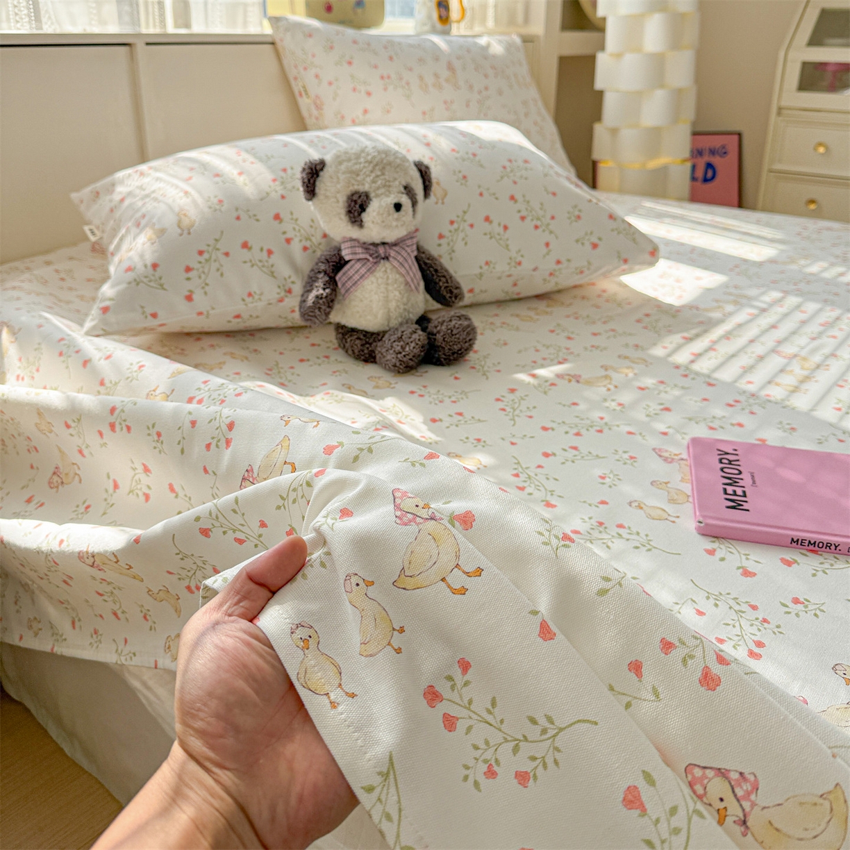 91家纺网 家纺一手货源 找家纺 名兮家居 2026新款全棉A类卡通简约时尚老粗布床单 鸭鸭春游