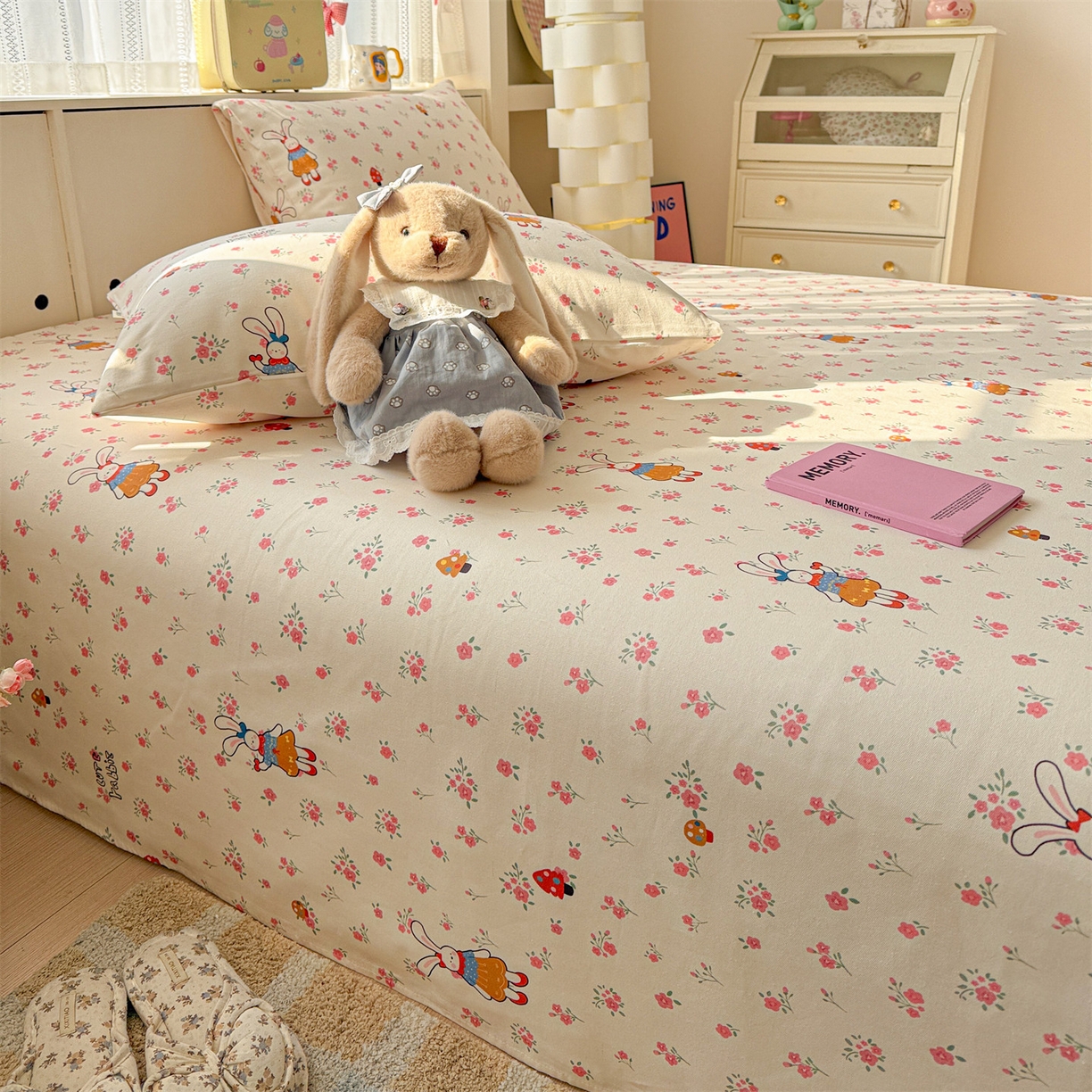 91家纺网 家纺一手货源 找家纺 名兮家居 2026新款全棉A类卡通简约时尚老粗布床单 花漾小兔