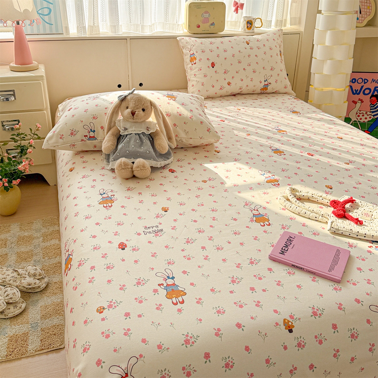 91家纺网 家纺一手货源 找家纺 名兮家居 2026新款全棉A类卡通简约时尚老粗布床单 花漾小兔