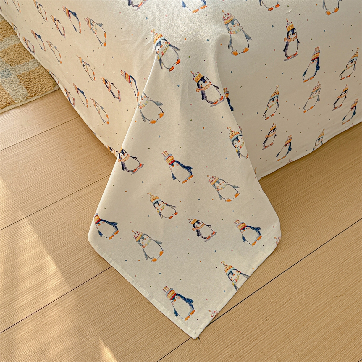 91家纺网 家纺一手货源 找家纺 名兮家居 2026新款全棉A类卡通简约时尚老粗布床单 帽帽企鹅