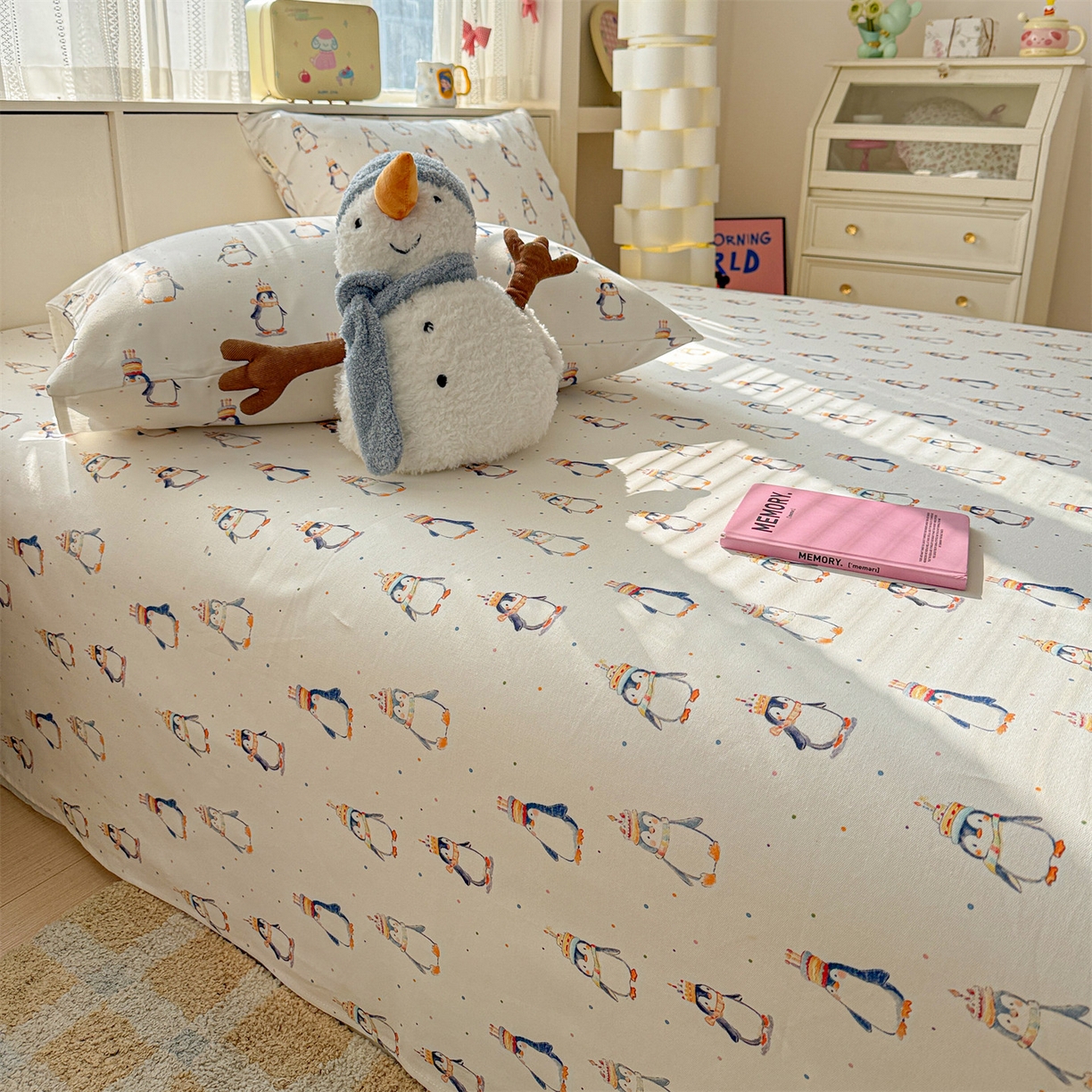 91家纺网 家纺一手货源 找家纺 名兮家居 2026新款全棉A类卡通简约时尚老粗布床单 帽帽企鹅