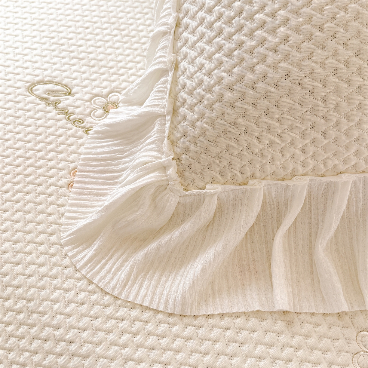 91家纺网 家纺一手货源 找家纺 （总）绒棉世家 2026新款-高克重PE聚乙中分子提花银丝缎刺绣法式花边复合凉感软席