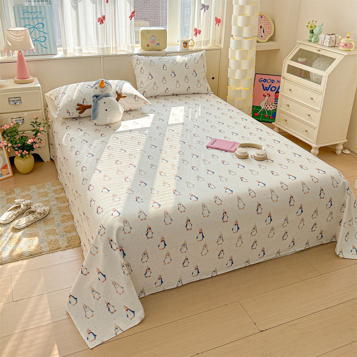 91家纺网 家纺一手货源 找家纺 名兮家居 2026新款全棉A类卡通简约时尚老粗布床单 帽帽企鹅