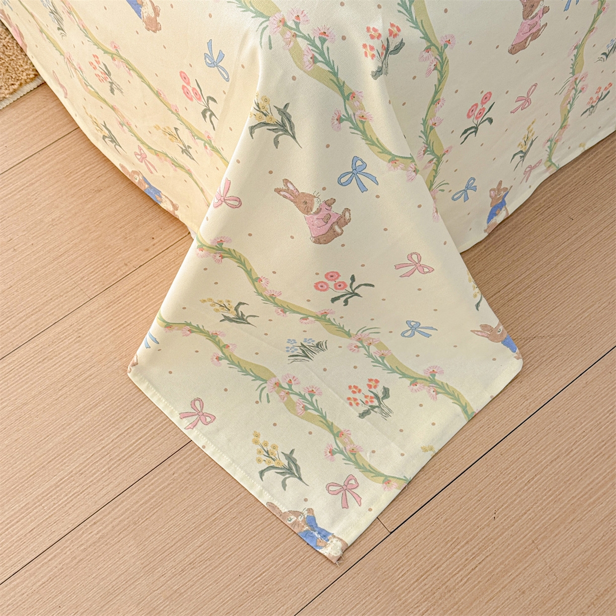 91家纺网 家纺一手货源 找家纺 名兮家居 2026新款全棉A类卡通简约时尚老粗布床单 藤蔓兔