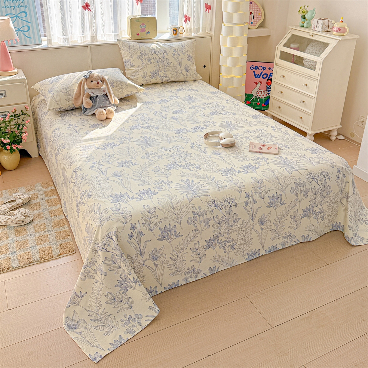 91家纺网 家纺一手货源 找家纺 名兮家居 2026新款全棉A类卡通简约时尚老粗布床单 繁花-蓝