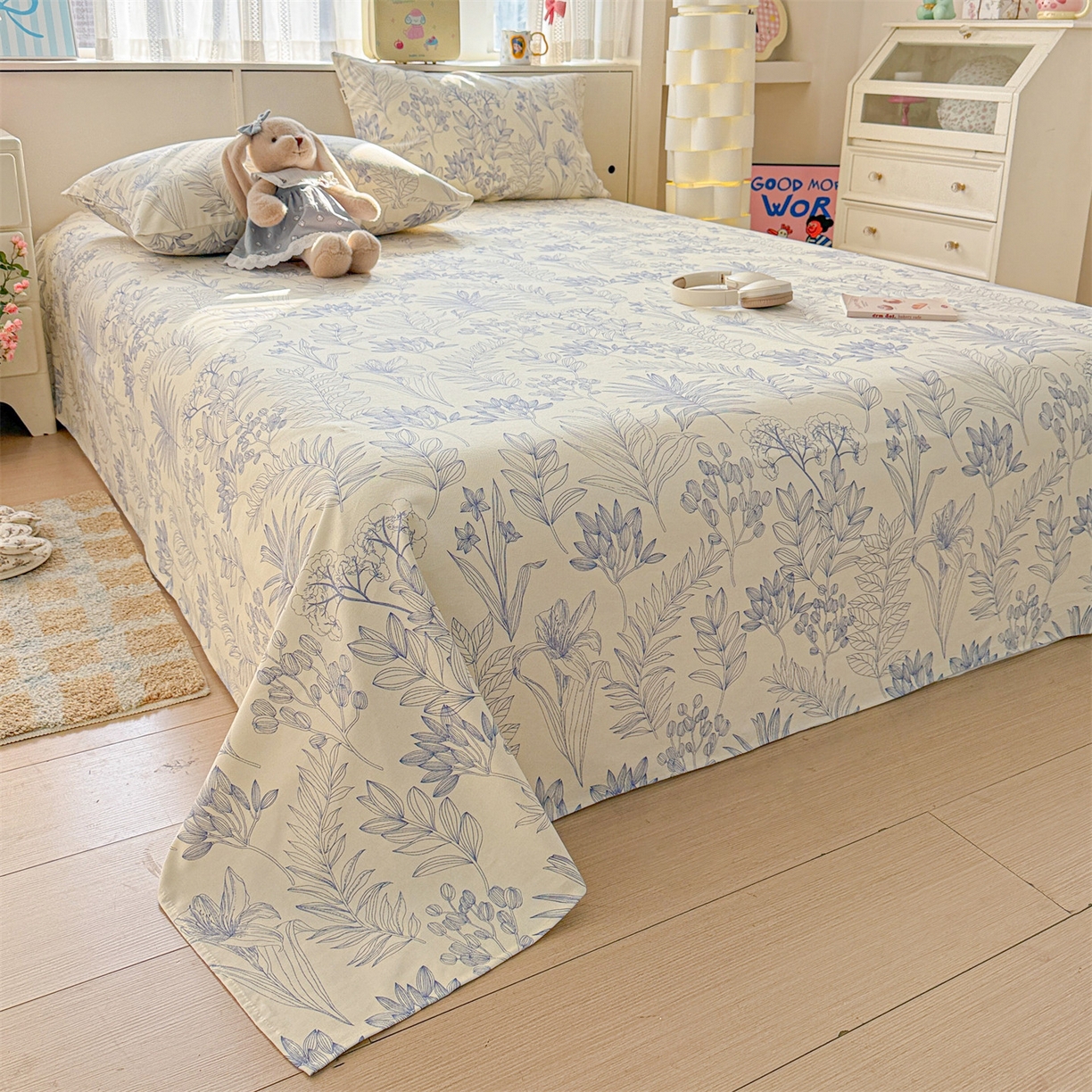 91家纺网 家纺一手货源 找家纺 名兮家居 2026新款全棉A类卡通简约时尚老粗布床单 繁花-蓝