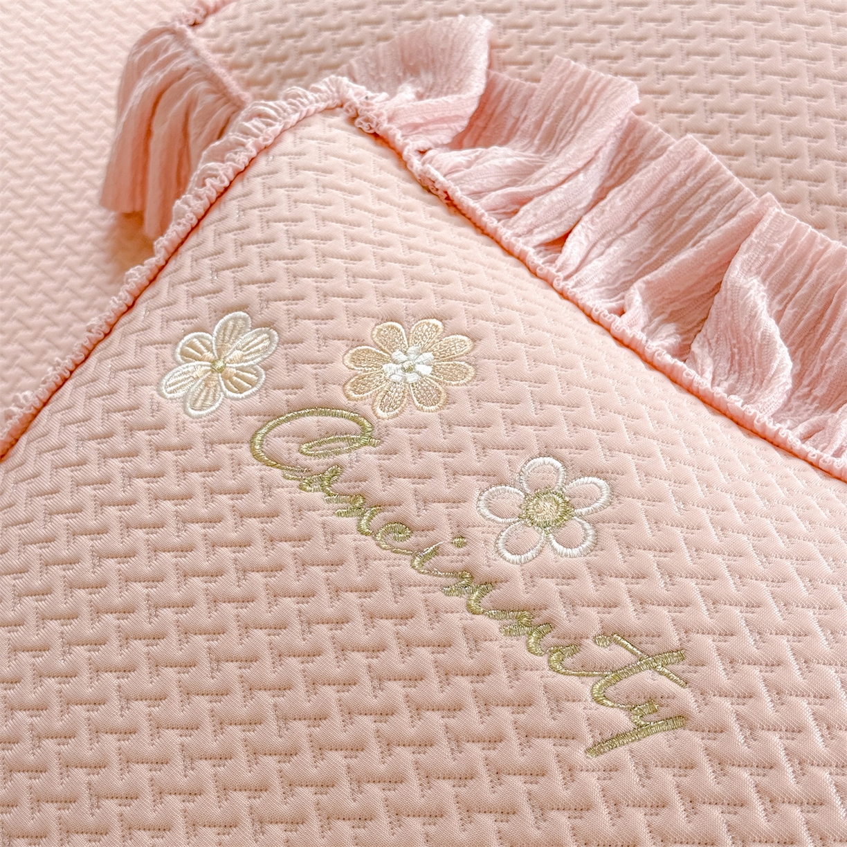 91家纺网 家纺一手货源 找家纺 绒棉世家 2026新款-高克重PE聚乙中分子提花银丝缎刺绣法式花边复合凉感软席 花信-粉玉