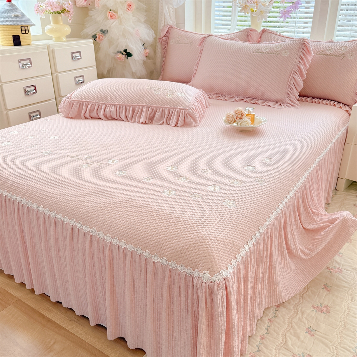 91家纺网 家纺一手货源 找家纺 绒棉世家 2026新款-高克重PE聚乙中分子提花银丝缎刺绣法式花边复合凉感软席 花信-粉玉